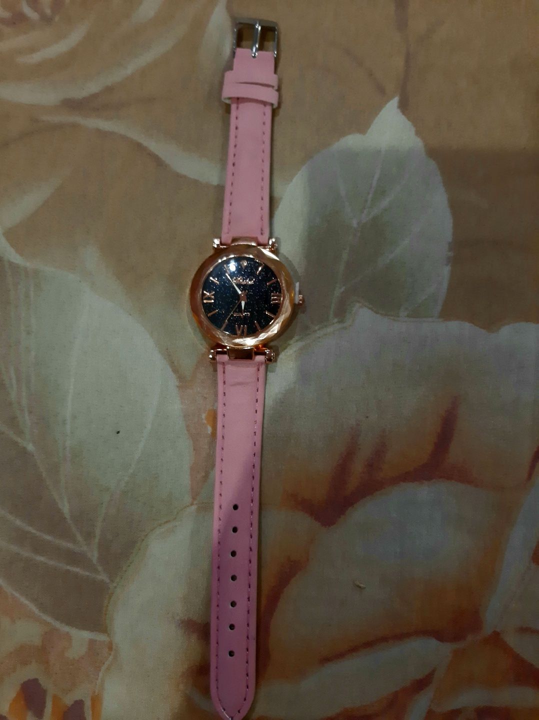Женские наручные часы с розовым ремешком