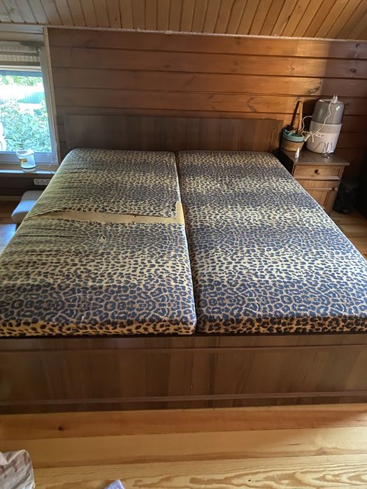 Ліжко двуспальне, каркас укріплений деревом.