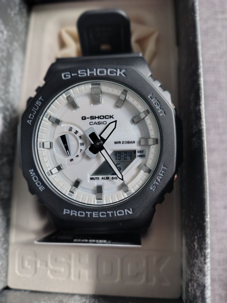 Zegarek Casio G-shock GA-2100WD-1AER biała tarcza