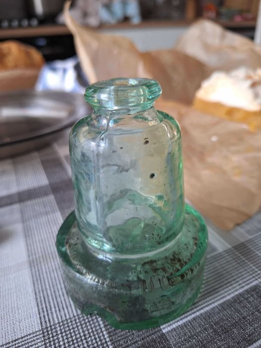 Stary izolator telegraficzny.