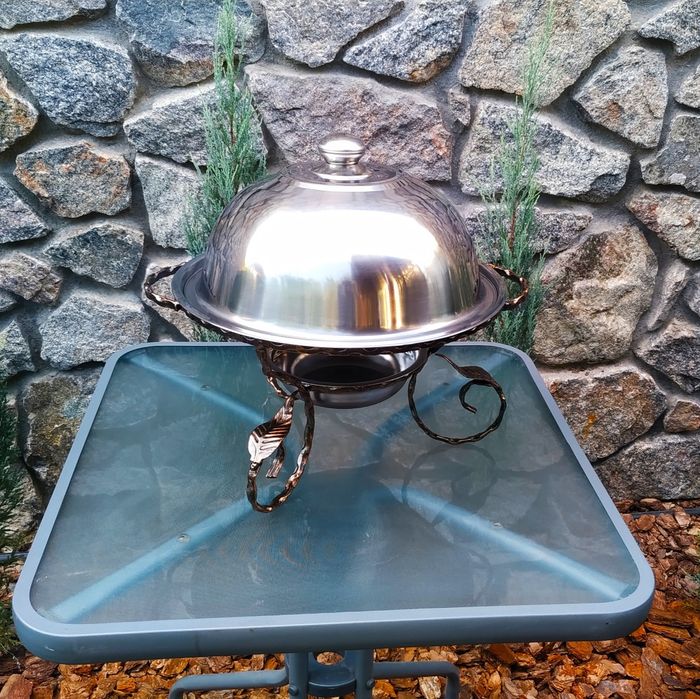 Садж для подачі та підігріву страв приготовлених на мангалі