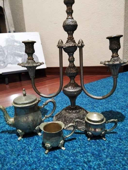 Conjuntos de velharias candelabro, conjunto chá, panelas