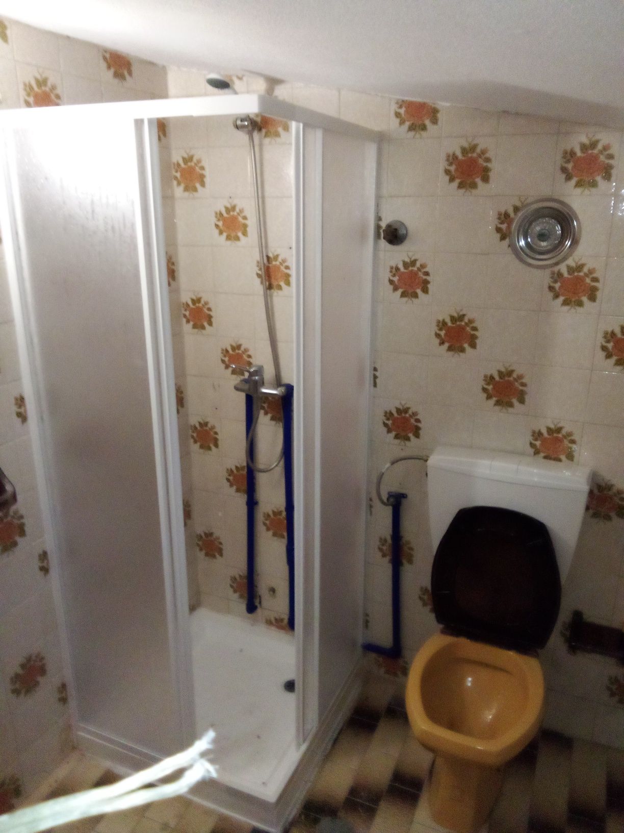 Casa com 3 pisos e garagem e terreno