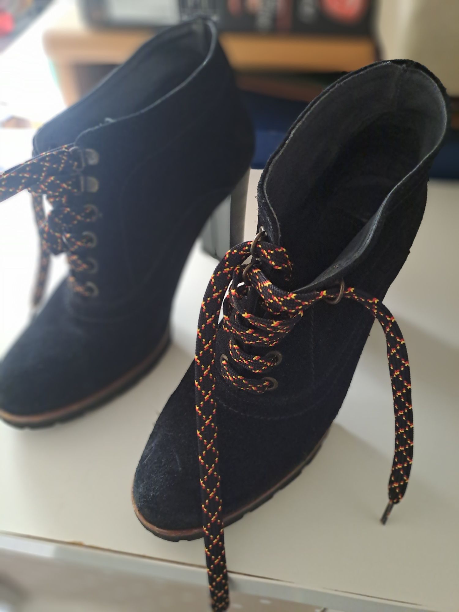 Botins de camurça preta com tacão, em ótimo estado