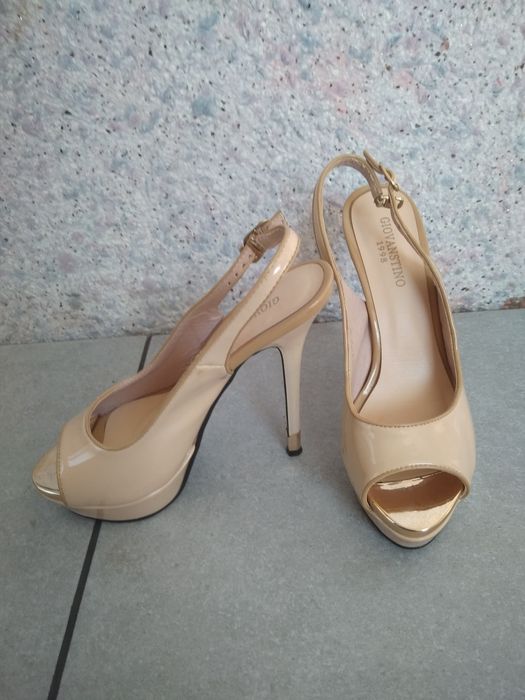 Туфлі на підборах