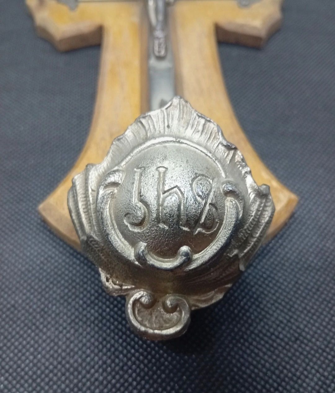 Crucifixo antigo de água benta em madeira e metal