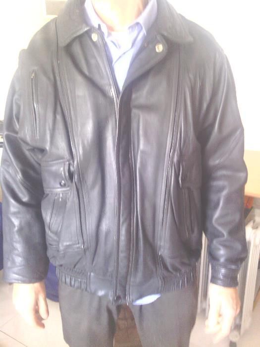 Blusão em pele para homem de cor preta