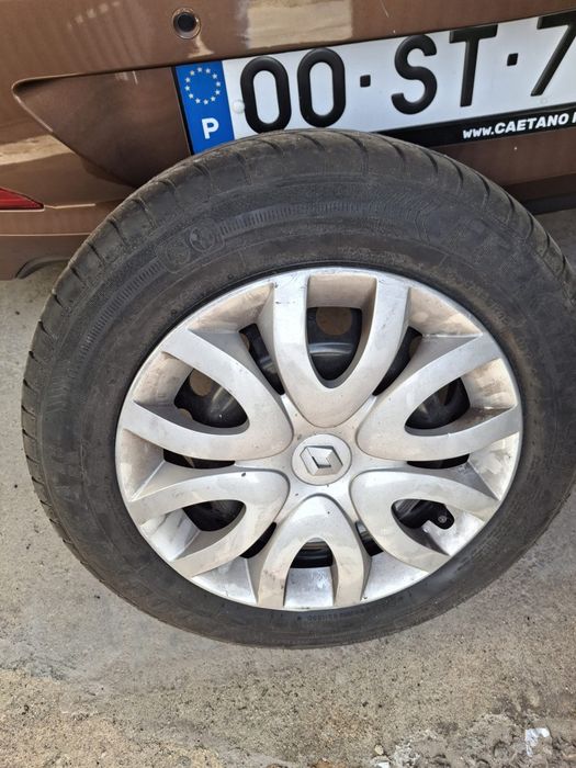 Vende-se pneus para Renault Clio