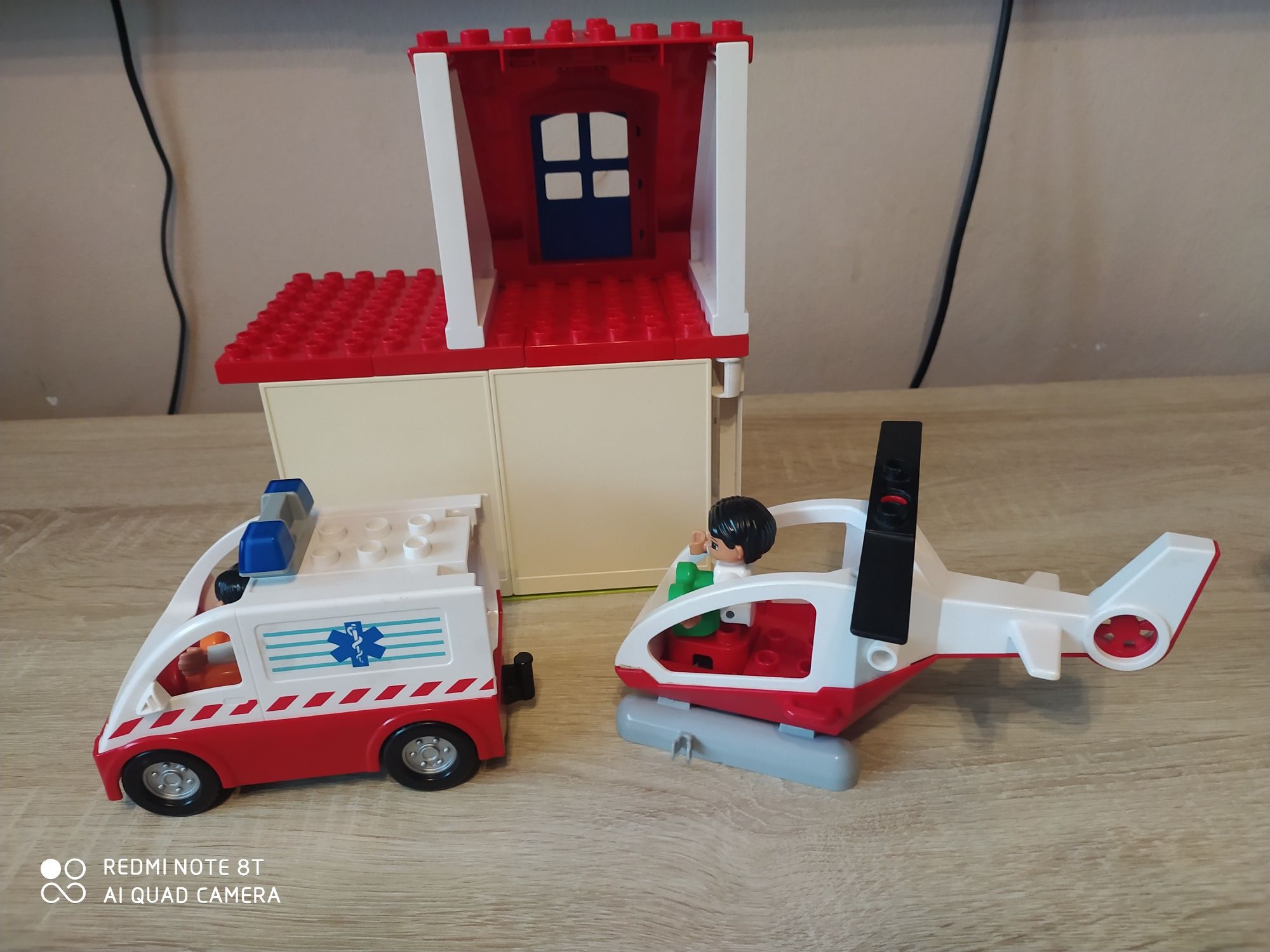 Lego duplo szpital karetka helikopter medyczny.
