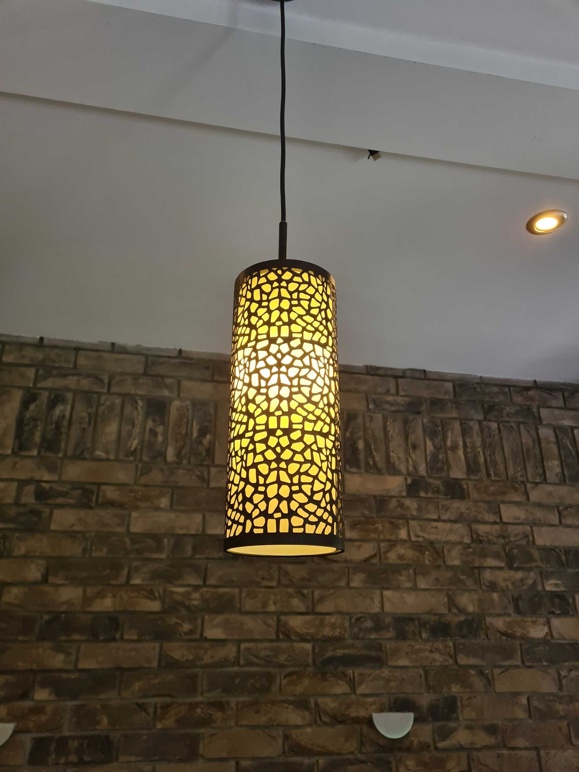 Dwie ciemno-brązowe, niemalże czarne metalowe lampy sufitow