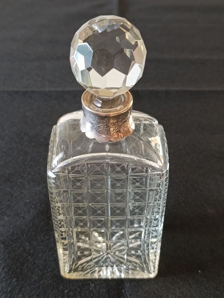 Garrafa de cristal com gargalo em prata