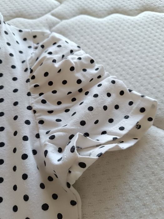 T-shirt branca com bolinhas pretas, tamanho M