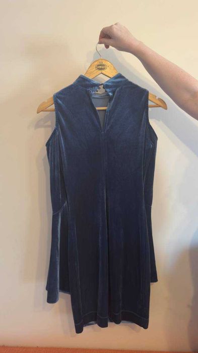 Оксамитова сукня кольору темного індиго