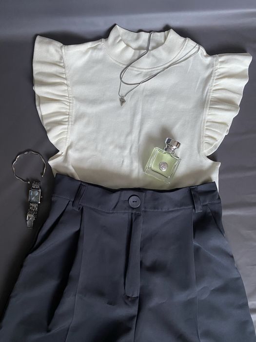 Майка молочного кольору