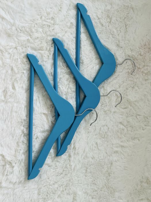 Kolorowe niebsieskie drewniane wieszaki