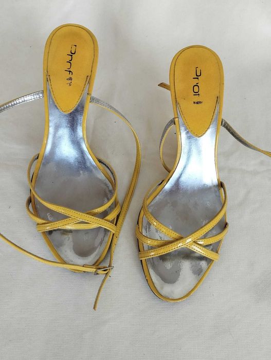 Sapatos amarelos da PROF