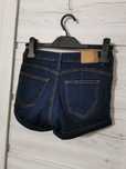 Jeansowe granatowe spodenki z efektem push up Terranova