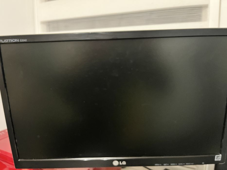 Монітори з стійкою LG