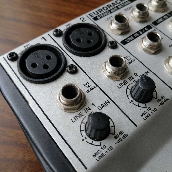 Микшерский пульт Behringer Europack UB802