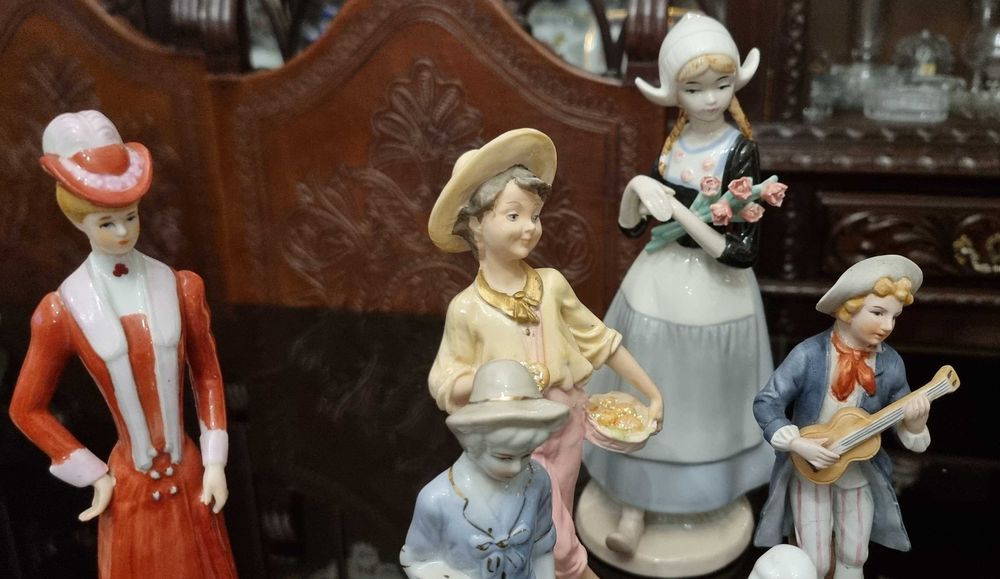 13 bonecos decorativos de porcelana