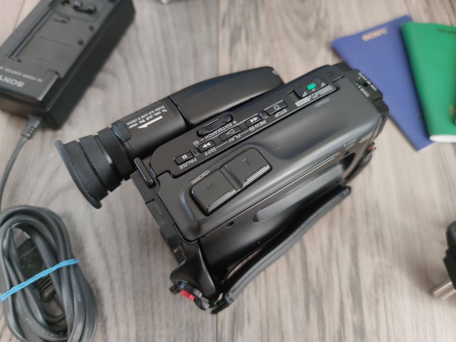 Sony CCD-TR105e kamera video 8/oryg. pudełko/ ładowarka zasilacz bater