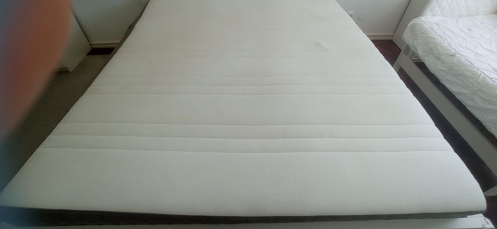 Cama Malm com gavetas de arrumação e colchão IKEA