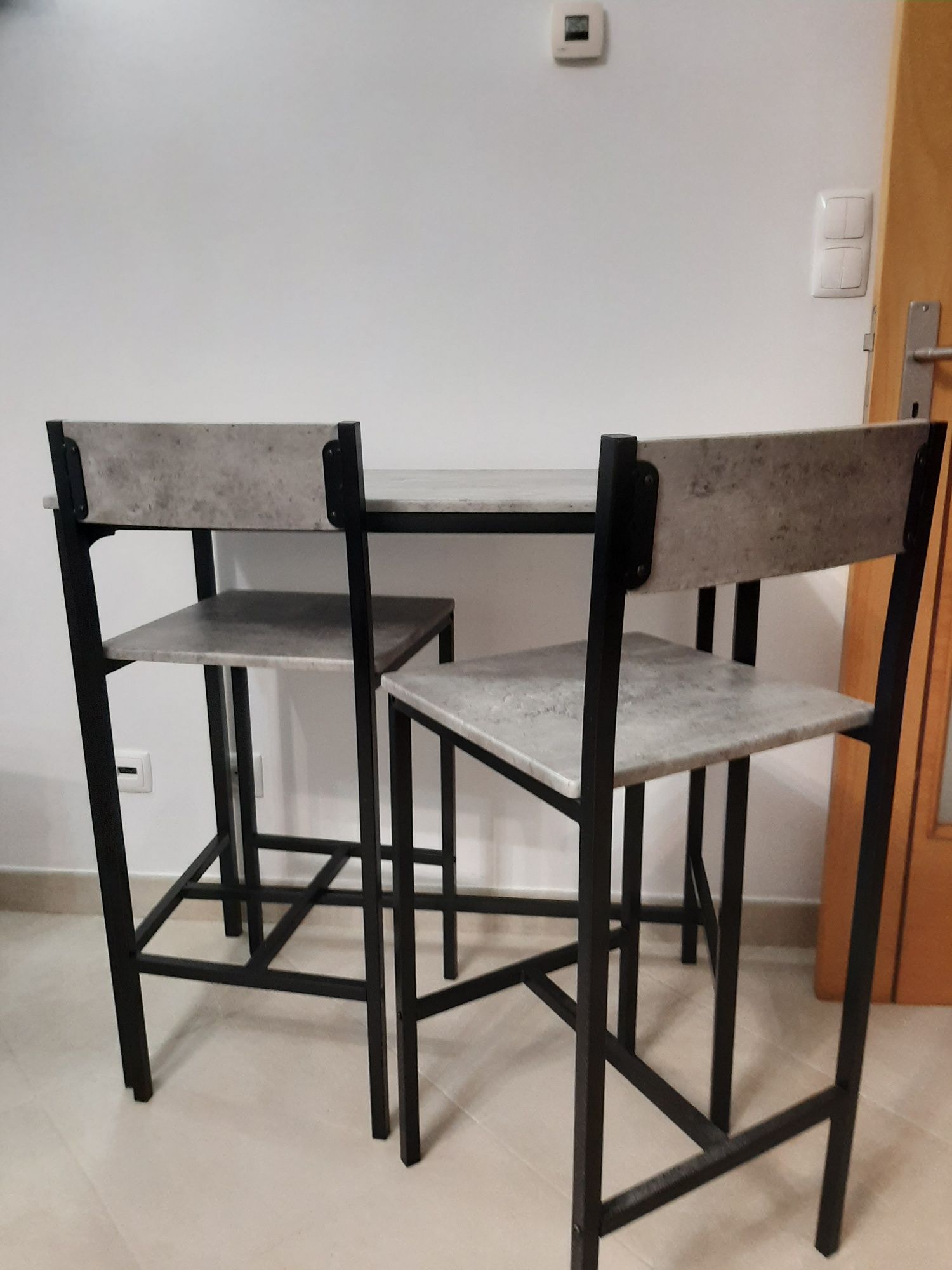 Mesa alta com duas cadeiras