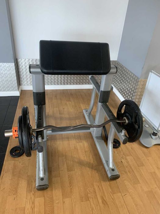 Life Fitness Preacher Curl – profesjonalny modlitewnik do bicepsa