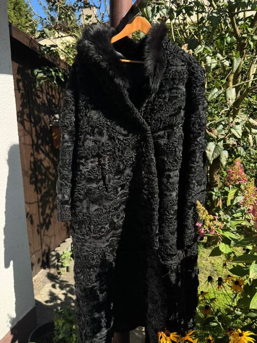Sprzedam piękny  płaszcz damski karakuły