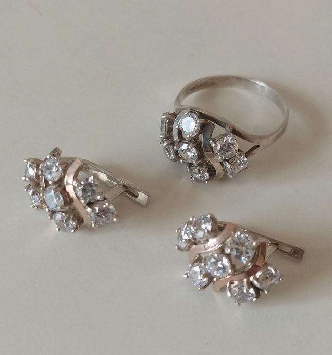 Серебряный набор с золотыми пластинами.