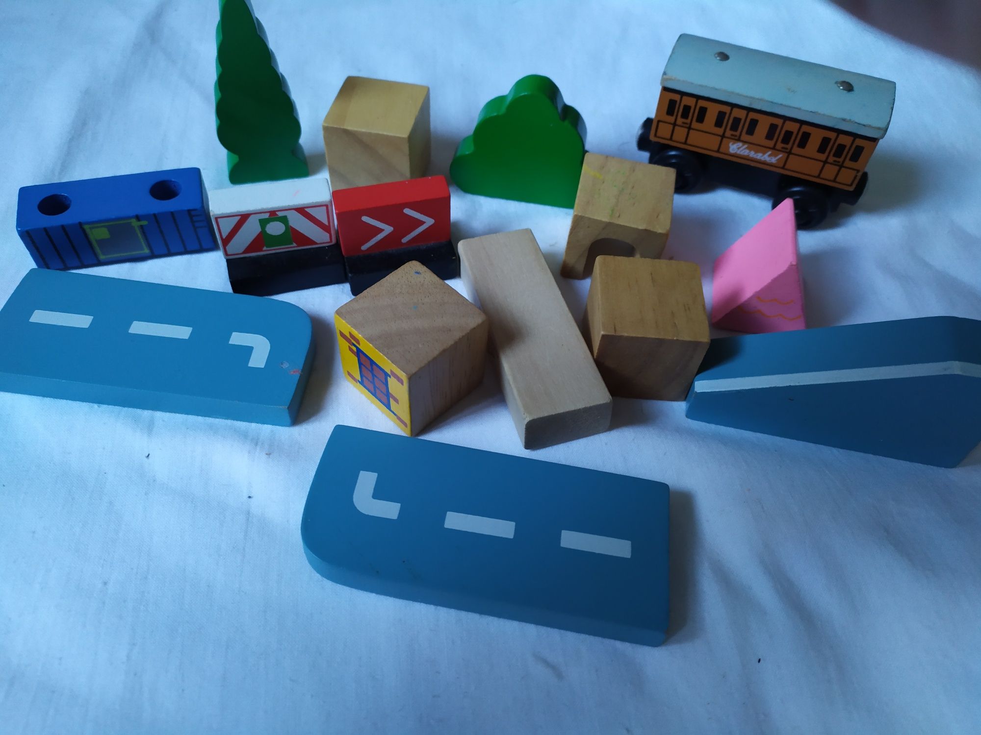 Дерев"яні  іграшки  з вагончиками та головоломка.