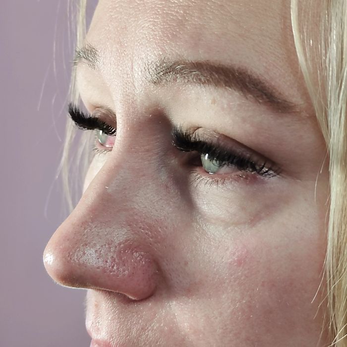 Нарощування вій та корекція брів