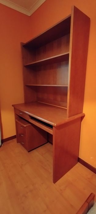 Secretaria com estante