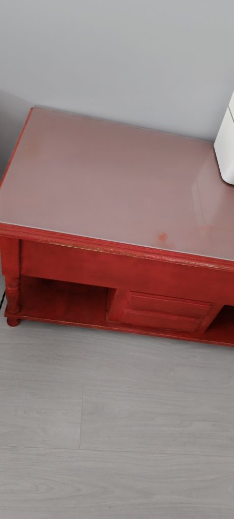 Vendo mesa de madeira maciça. Usada