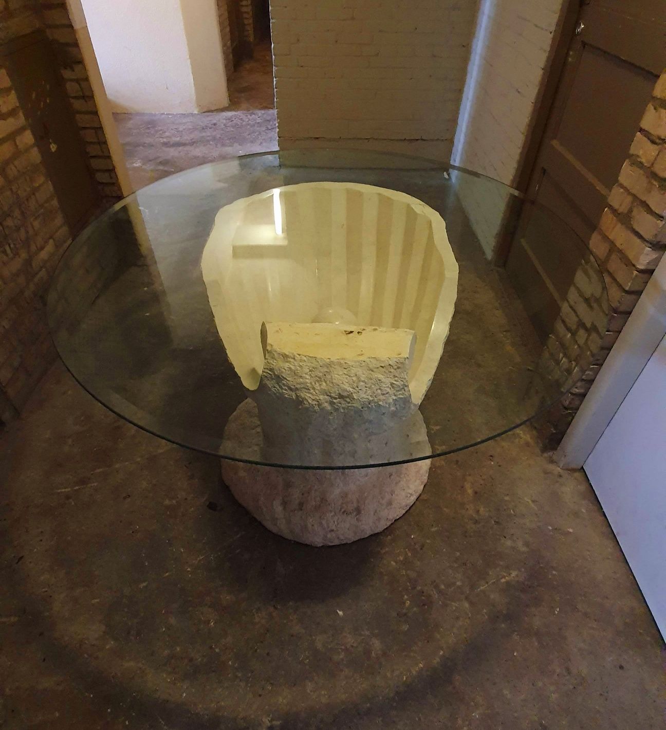 Unikatowy stół w kształcie muszli że szklanym blatem