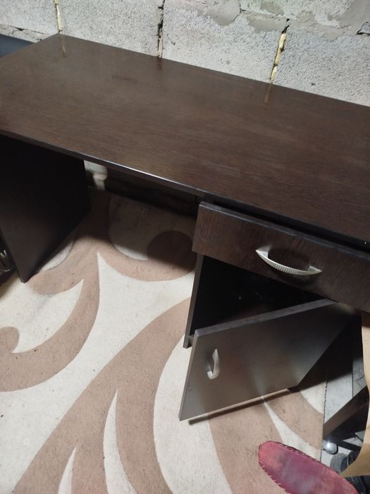 Письмовий стіл..