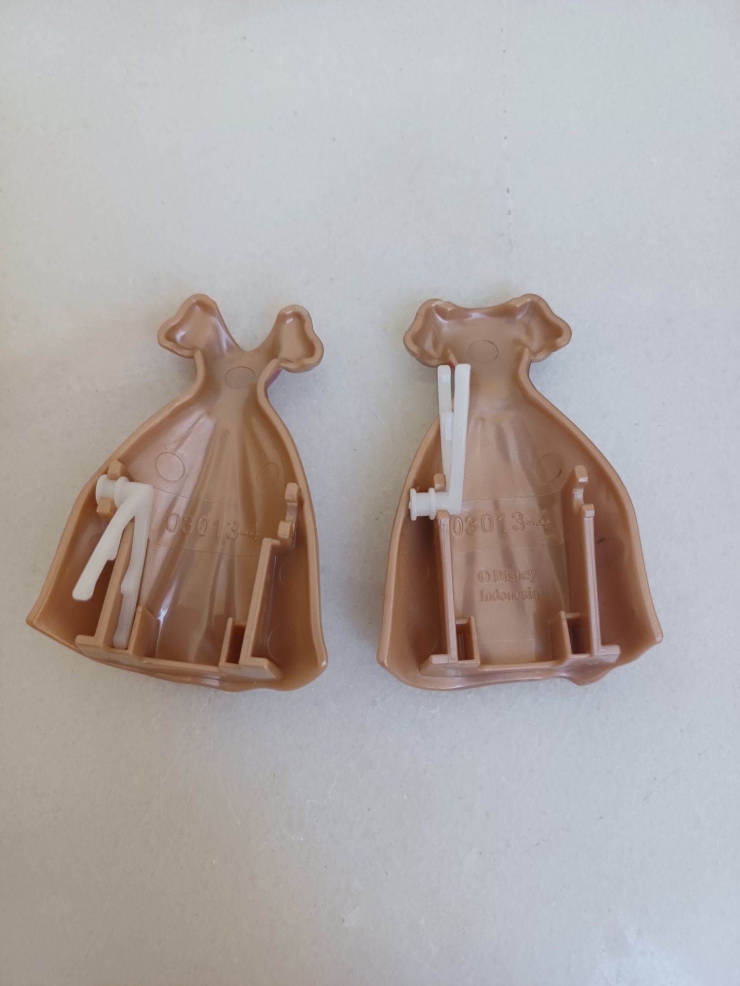 Brinquedo Branca de Neve com vestidos para vestir