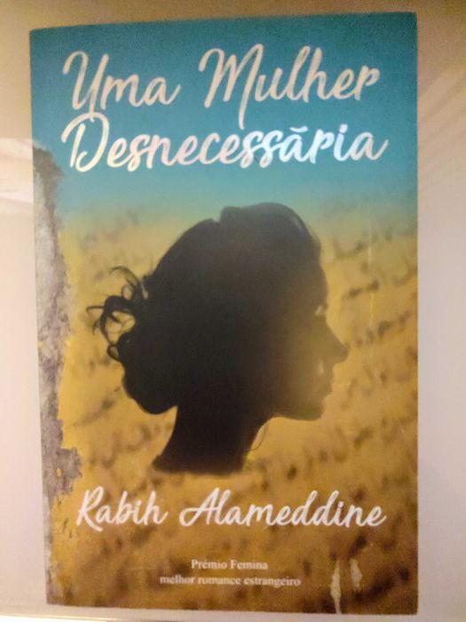 Uma Mulher Desnecessária