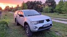 Mitsubishi L200 Srebrne, diesel, pick up, z nadbudówką, klima, radio.