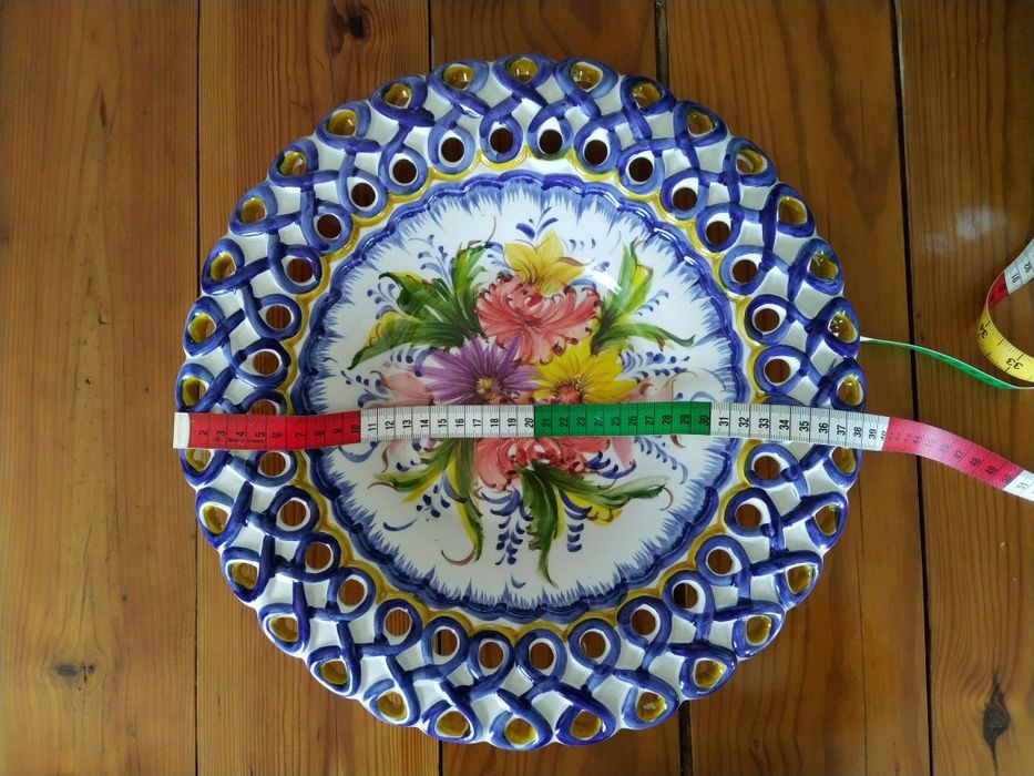 Prato decorativo em faiança, novo
