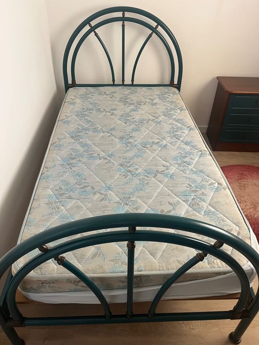 Cama de solteiro em ferro