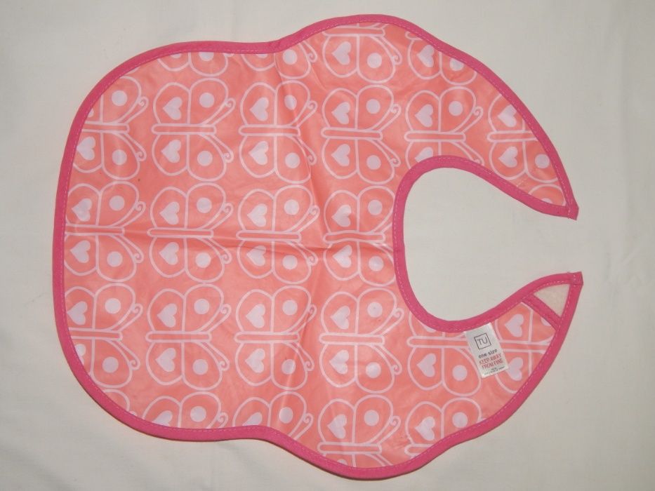 Розовый слюнявчик TU с застежкой-липучкой.