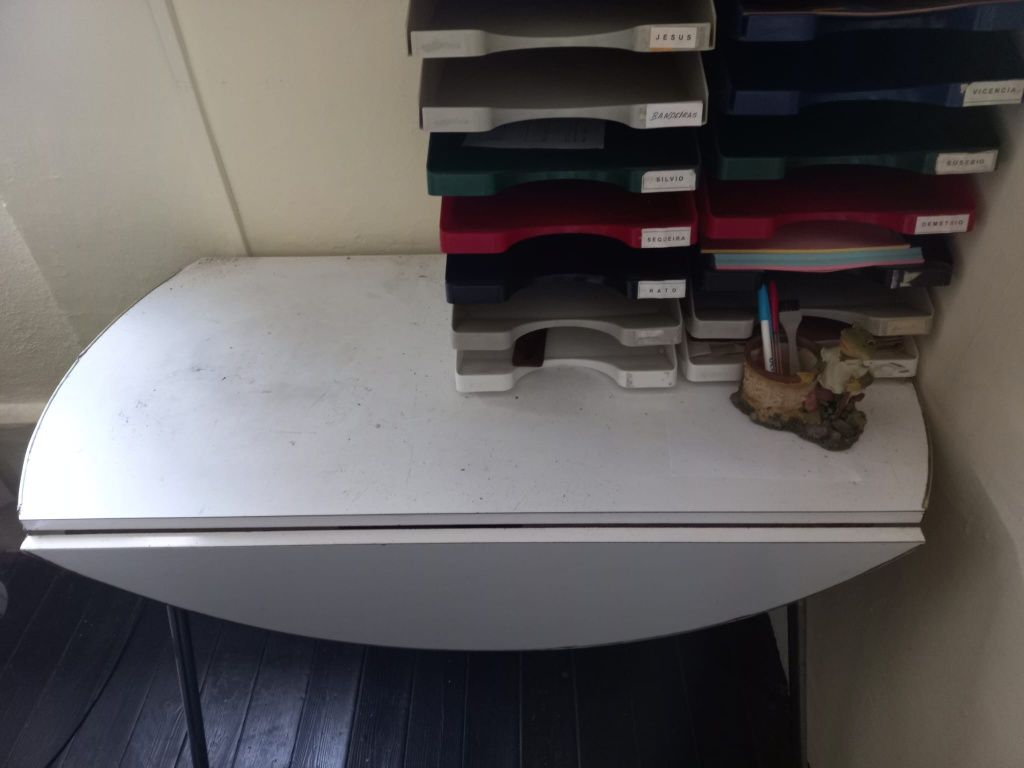 Mesa de cozinha redonda com duas abas