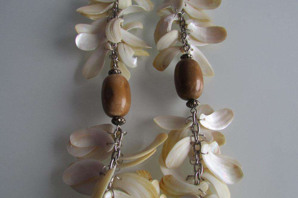 Colar com conchas