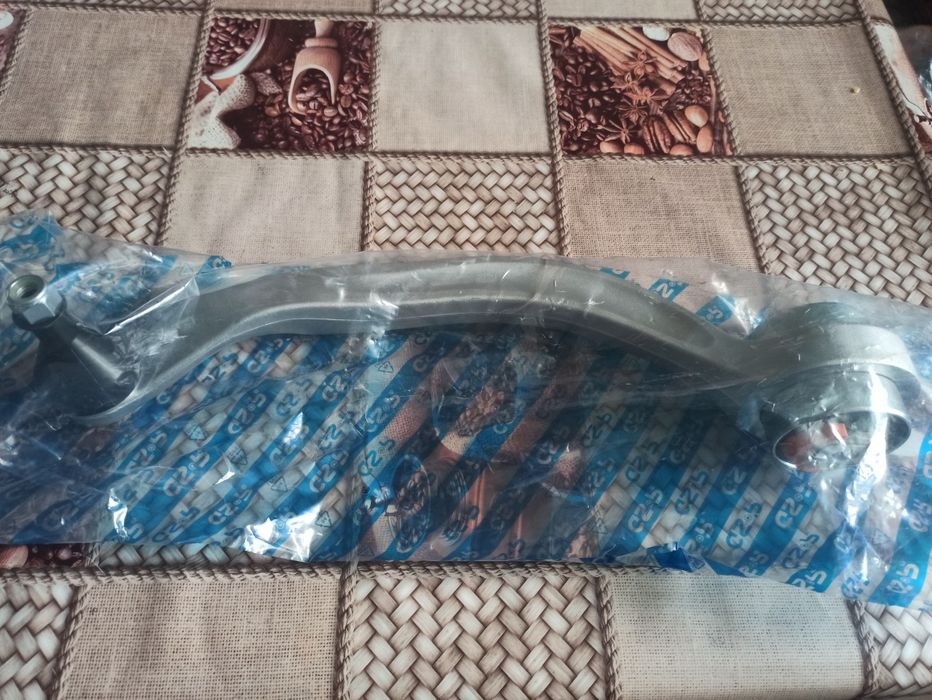 Wahacz dolny tylny banan Audi a4 b6