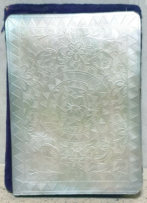 Fantástico antigo Carnet em madrepérola com ricas gravuras ornamentais