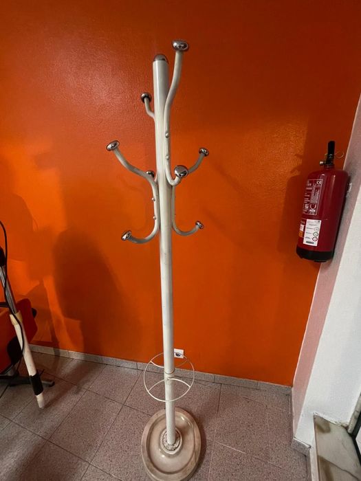 Bengaleiro para chapéus de chuva e casacos