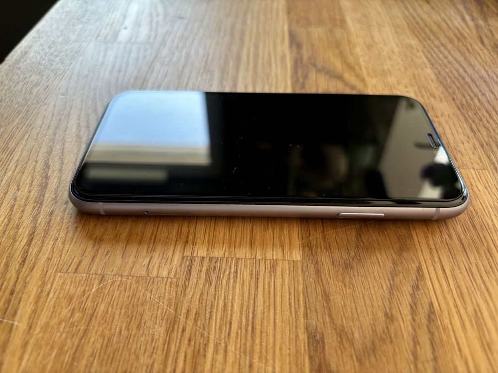 Iphone 11 uzywany w bdb stanie plus obudowy szklo ochronne i ładowarka