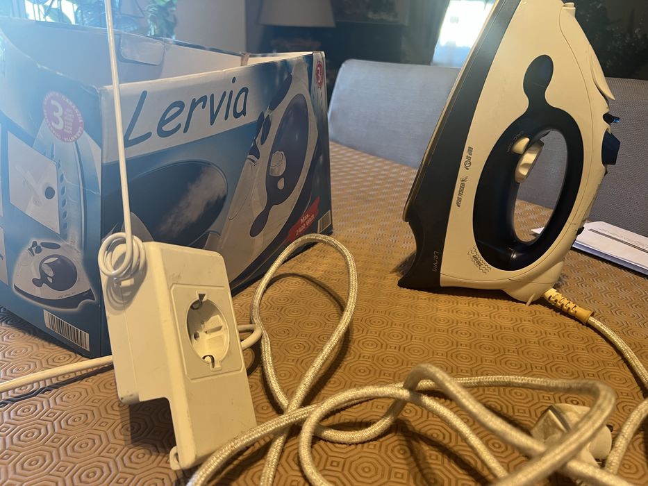 Ferro de engomar Lervia com um adaptador para ligar a tabua