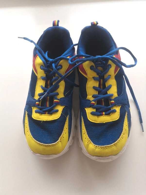 Żółto-niebieskie sneakersy damskie z kolekcji Lidl Esmara